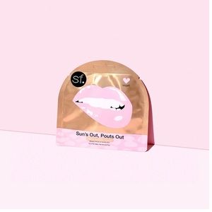 Sun’s out, pouts out 4pcs of gold foil lip masks